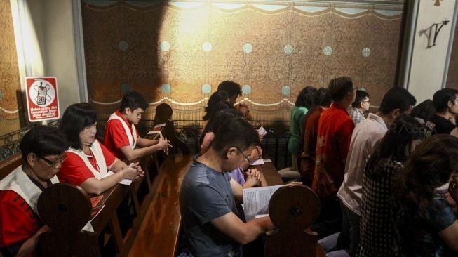 Umat Kristiani mengikuti misa Natal di Gereja Katedral, Jakarta, Senin (25/12).