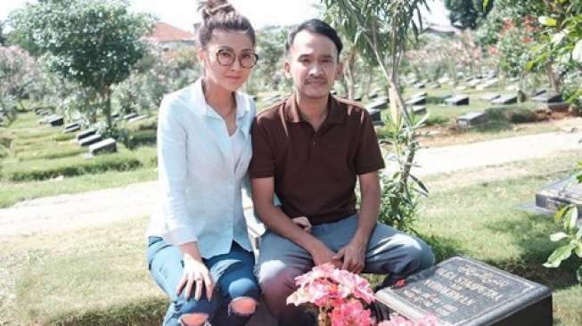 Ruben Onsu dan Sarwendah Tan berziarah ke makam Jupe dan Olga. [Instagram]