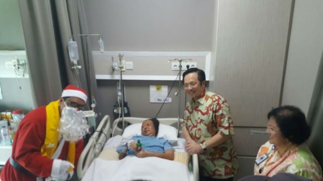 Santa Claus mengunjungi pasien di RS Siloam TB Simatupang pada Senin (25/12/2017), untuk berbagi kebahagiaan.