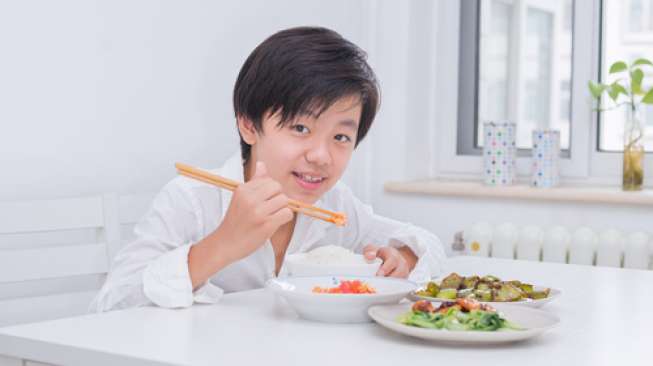 Anak makan. (Shutterstock)