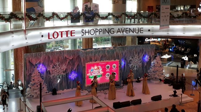 Suasana Natal di Lotte Shopping Avenue, Jakarta, Senin (25/12/2017). (Suara.com/Firsta Nodia)