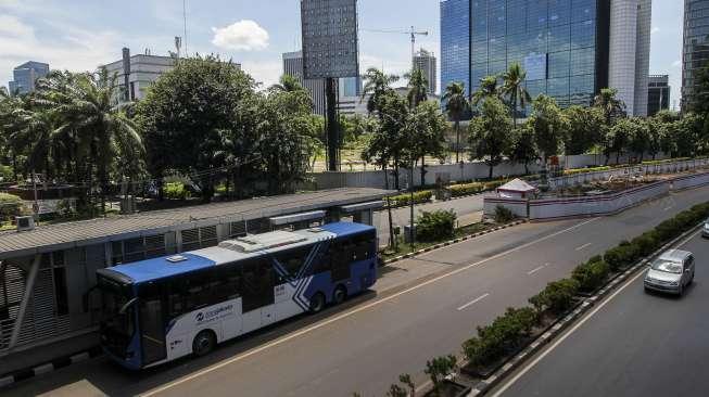 Suasana lengang di ruas jalan protokol di Jalan Rasuna Said, Kuningan, Jakarta, Senin (25/12).