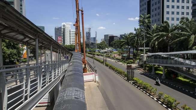 Suasana lengang di ruas jalan protokol di Jalan Rasuna Said, Kuningan, Jakarta, Senin (25/12).