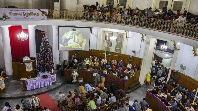 Jamaat berdoa saat mengikuti misa malam Natal di Gereja Immanuel, Jakarta, Minggu (24/12). 