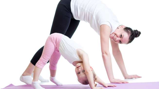 Ibu dan anak olahraga yoga. (Shutterstock)