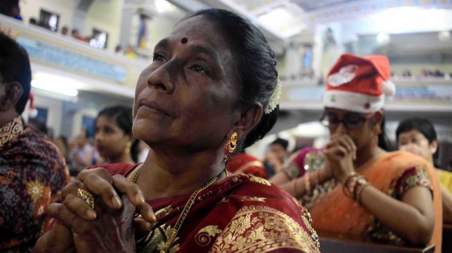 Sejumlah umat Kristiani melaksanakan Misa Natal di Gereja Khatolik Graha Maria Annai Velangkanni Medan, Sumatera Utara, Minggu (24/12) malam.