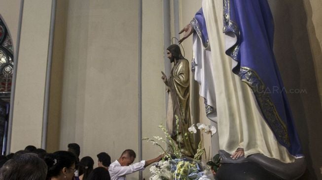 Umat Kristiani mengikuti misa Natal di Gereja Katedral, Jakarta, Senin (25/12).