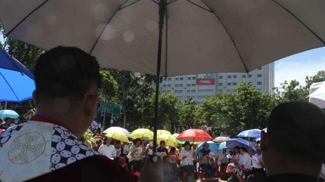 Jemaat GKI Yasmin Bogor dan HKBP Filadelfia Bekasi mengikuti ibadah perayaan Natal di seberang Istana Merdeka, Jakarta, Senin (25/12).