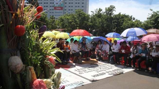 Jemaat GKI Yasmin Bogor dan HKBP Filadelfia Bekasi mengikuti ibadah perayaan Natal di seberang Istana Merdeka, Jakarta, Senin (25/12).