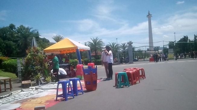 Persiapan ibada GKI Yasmin dan HKBP Filadelfia di depan Istana Merdeka [suara.com/Lili Handayani]