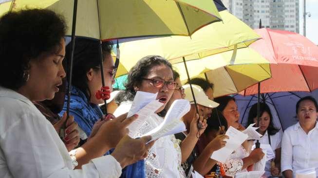 Jemaat GKI Yasmin Bogor dan HKBP Filadelfia Bekasi mengikuti ibadah perayaan Natal di seberang Istana Merdeka, Jakarta, Senin (25/12).