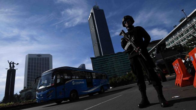 Anggota Brimob berjaga di kawasan Bundaran HI, Jakarta Pusat, Senin (25/12). 