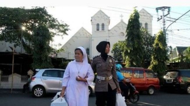 Sungguh Indah, Potret Polwan Berhijab Membantu Biarawati