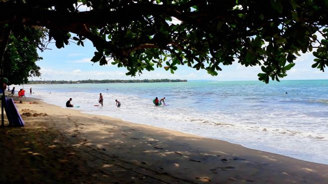 Pantai Carita. (suara.com/Dinda Rachmawati)