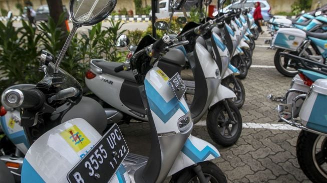 Puluhan motor listrik yang disiapkan oleh PT PLN Distribusi Jakarta Raya sebagai kendaraan operasional tampak terparkir  di Jakarta, Selasa (26/12/2017). [Suara.com/Kurniawan Mas'ud]