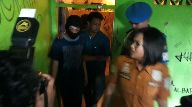 Geng Penjarah Toko di Depok Sempat Disiram Air oleh Emak-Emak