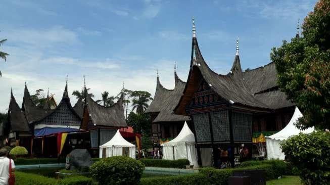 Minangkabau's Week yang digelar di Anjungan Sumatera Barat TMII hingga 1 Januari 2018. (Suara.com/Dinda Rachmawati)