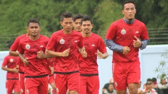 Bambang Pamungkas berlatih bersama pemain Persija Jakarta lainnya di Stadion Sutasoma, Jakarta Timur, Selasa (26/12/2017). [suara.com/Adie]