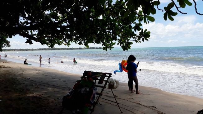 Pantai Carita. (suara.com/Dinda Rachmawati)