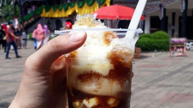 Anda dapat mencicipi Cindua Langkok, cendol khas Minang di Minangkabau's Week yang digelar di Anjungan Sumatera Barat TMII hingga 1 Januari 2018. (Suara.com/Dinda Rachmawati)