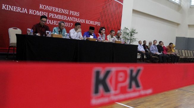 Para pimpinan KPK dalam konferensi pers berisi pemaparan kinerja Komisi Pemberantasan Korupsi tahun 2017, di Gedung KPK, Jakarta, Rabu (27/12/2017). [Suara.com/Oke Atmaja]