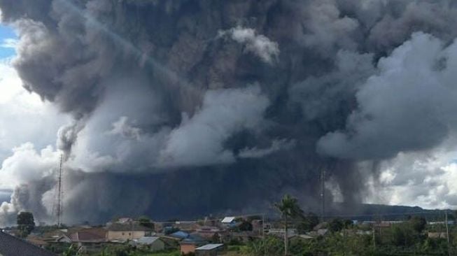 Gunung Sinabung Kembali Meletus, Muntahkan Awan Panas