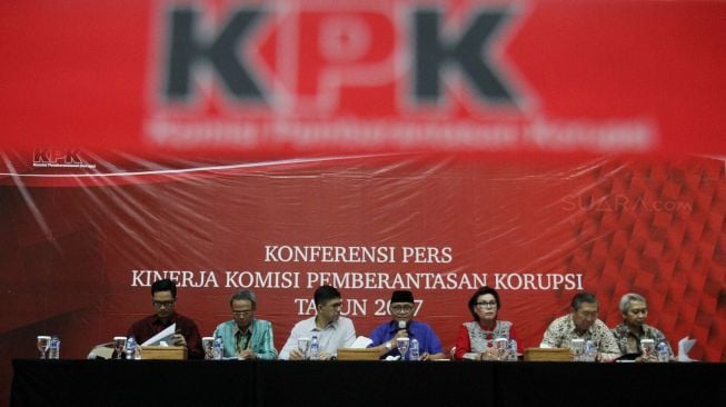 Ketua KPK Agus Rahardjo bersama pimpinan KPK lainnya saat memaparkan kinerja Komisi Pemberantasan Korupsi tahun 2017, di Gedung KPK, Jakarta, Rabu (27/12/2017). [Suara.com/Oke Atmaja]