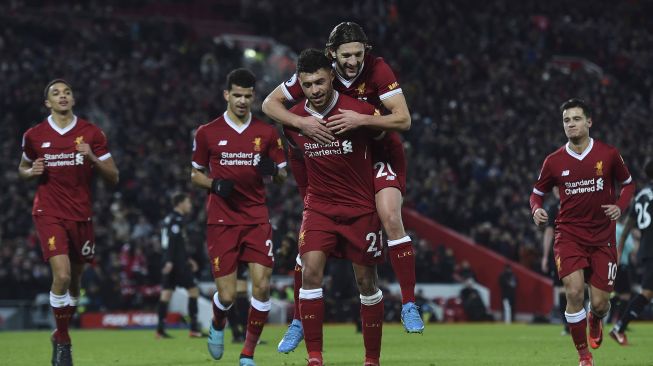 Para pemain Liverpool merayakan gol Alex Oxlade-Chamberlain sehingga membuat mereka unggul 5-0 atas Swansea City. (AFP/ Paul Ellis) 