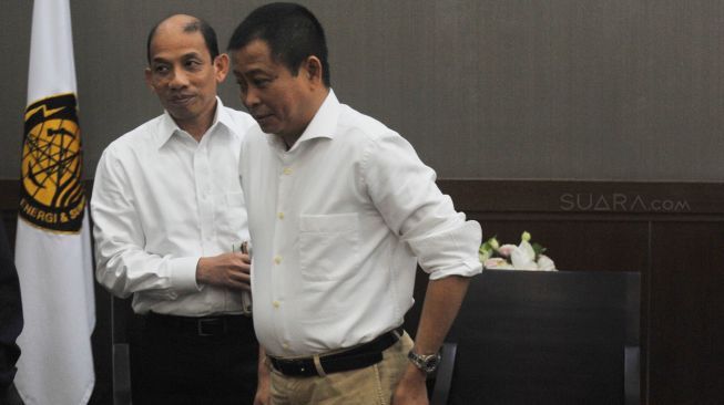 Menteri ESDM Ignasius Jonan bersama Wamen ESDM Archandra Tahar saat menggelar konferensi pers tentang tarif listrik di Gedung Kementerian ESDM, Jakarta, Rabu (27/12/2017). [Suara.com/Oke Atmaja]