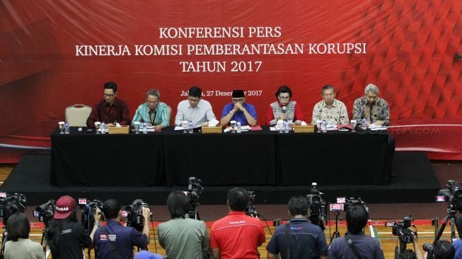 Para pimpinan KPK saat menggelar konferensi pers terkait kinerja Komisi Pemberantasan Korupsi tahun 2017, di Gedung KPK, Jakarta, Rabu (27/12/2017). [Suara.com/Oke Atmaja]