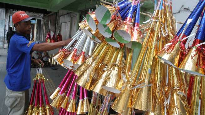 Menjelang tahun baru, penjual terompet mulai meramaikan kawasan Glodok, Jakarta, Rabu (27/12/2017) [Suara.com/Oke Atmaja]