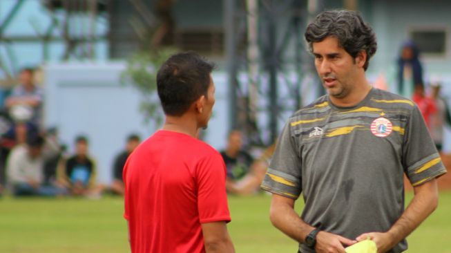 Pelatih Persija Jakarta Stefano Cugurra Teco dan Ismed Sofyan [Suara.com/Adie Prasetyo]