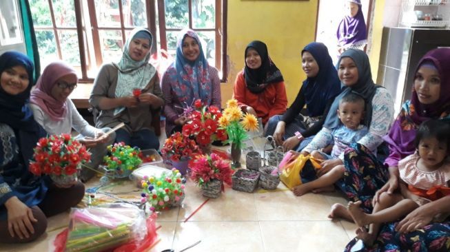 Di Rumah Amalia, para ibu diberi keterampilan agar bisa mengolah barang bekas atau limbah menjadi karya yang bernilai. (Suara.com/Dinda Rachmawati)