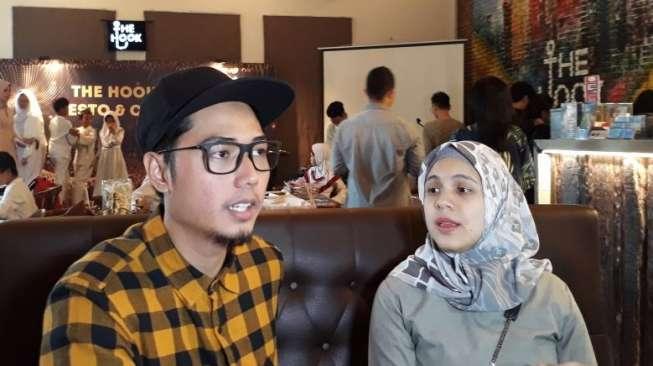 Nycta Gina dan suaminya, Rizky Kinos ditemui di Kawasan Senopati, Jakarta Selatan, Kamis (28/12/2017) [suara.com/Wahyu Tri Laksono]