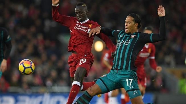 Virgil van Dijk (kanan) menghentikan laju pemain Liverpool [AFP]