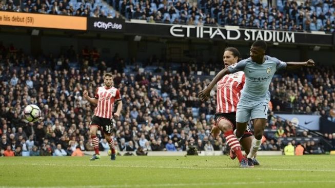 Virgil van Dijk menjegal pemain Manchester City Kelechi Iheanacho [AFP]