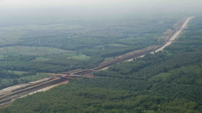 Jalan Tol Bakauheni-Terbanggi Besar di Lampung Tengah, Lampung, Kamis (28/12).