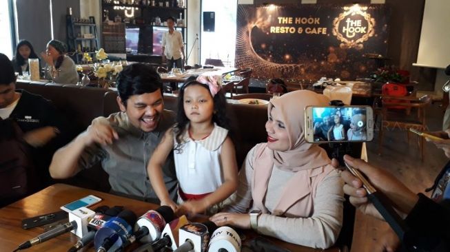 Presenter Indra Bekti ditemani istri dan anaknya. [suara.com/Wahyu]