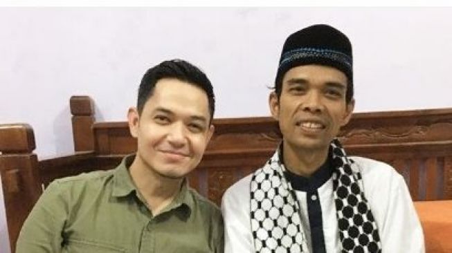 Foto Dude Harlino bersama Ustadz Abdul Somad. [Instagram]