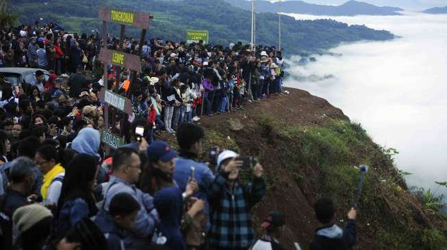 Wisatawan menikmati puncak kampung Lolai, Toraja Utara, Sulawesi Selatan, Kamis (28/12).