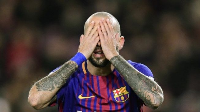 Reaksi pemain Barcelona Aleix Vidal saat menghadapi Real Madrid [AFP]