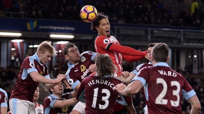 Virgil van Dijk berduel di udara dengan sejumlah pemain West Ham United [AFP]