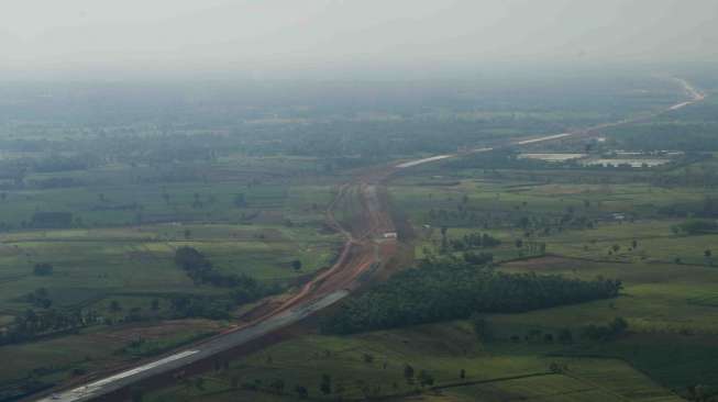 Suasana pembangunan jalan Tol Terbanggi Besar-Pematang Panggang di Mesuji, Lampung, Kamis (28/12).