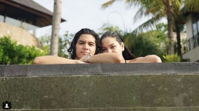Mesranya Al dan Alyssa Daguise di kolam renang. [Instagram]