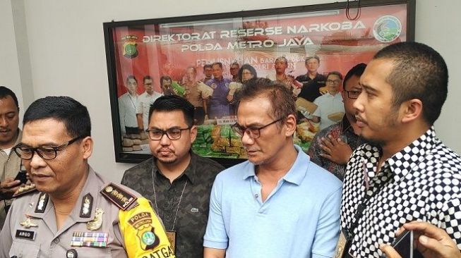 Tio Pakusadewo tiba di panti rehabilitasi Lebak Bulus, Jakarta Selatan, Jumat (29/12/2017). [suara.com/Agung]