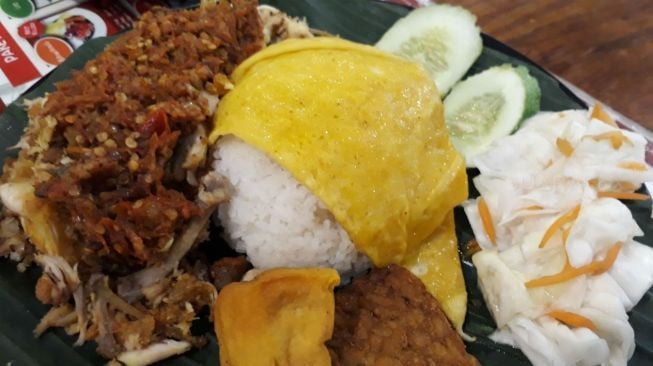 Restoran Ayam Kriwil menyuguhkan beragam menu yang menggugah selera. (Suara.com/Dinda Rachmawati)