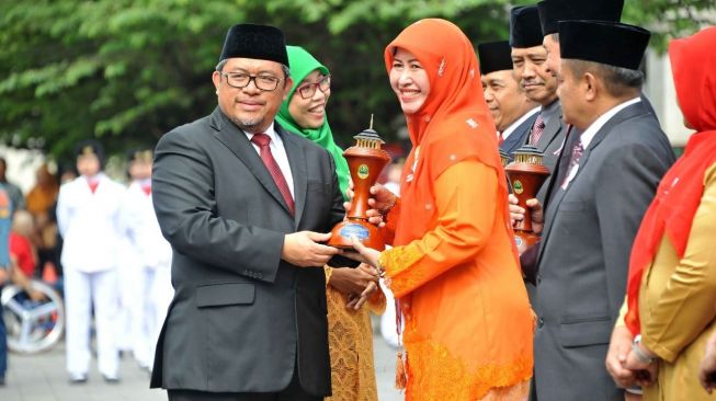 Aher Sebut Ibu Adalah Center Of Life
