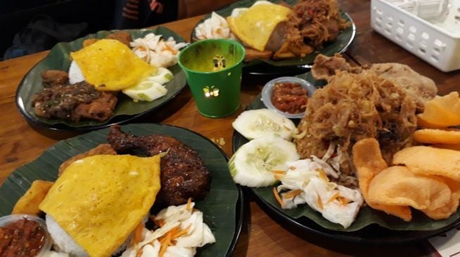 Icip-icip Kelezatan "Ayam Kriwil" di Resto Berkonsep Industrial