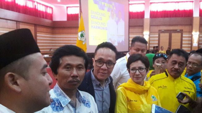 Calon Walikota Bandung Nurul Arifin dan calon wakil Walikota Bandung Chairul Yaqin Hidayat menghadiri acara Konsolidasi Dan Silaturahmi Partai Golkar Bandung di Hotel Asrilia, Bandung, Jawa Barat, Sabtu (30/12). 