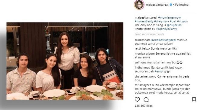 Maia Estianty bersama Al dan El serta dua 'calon menantu'. [Instagram]